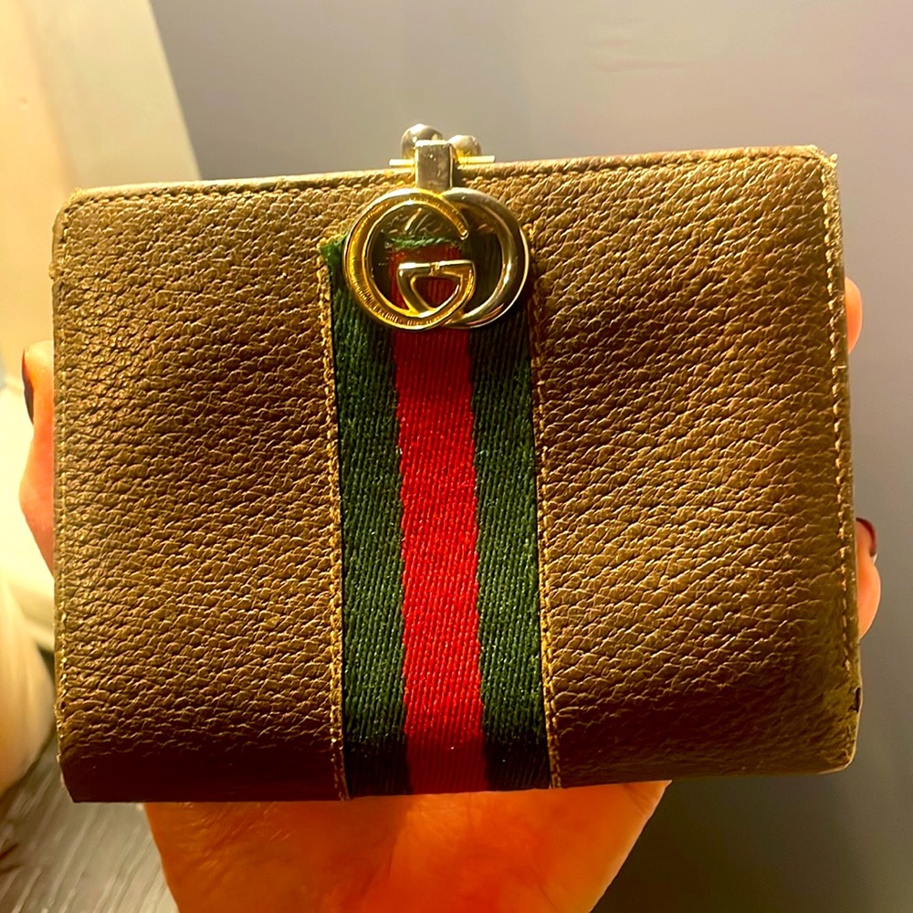Gucci sherry vintage large compact wallet with front clasp closure